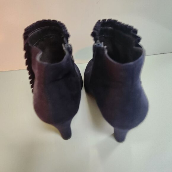 Aerosoles Heelrest NWOT Navy Faux Suede Ruffle Detailed Heeled Bootie Size 7.5M - Picture 4 of 8